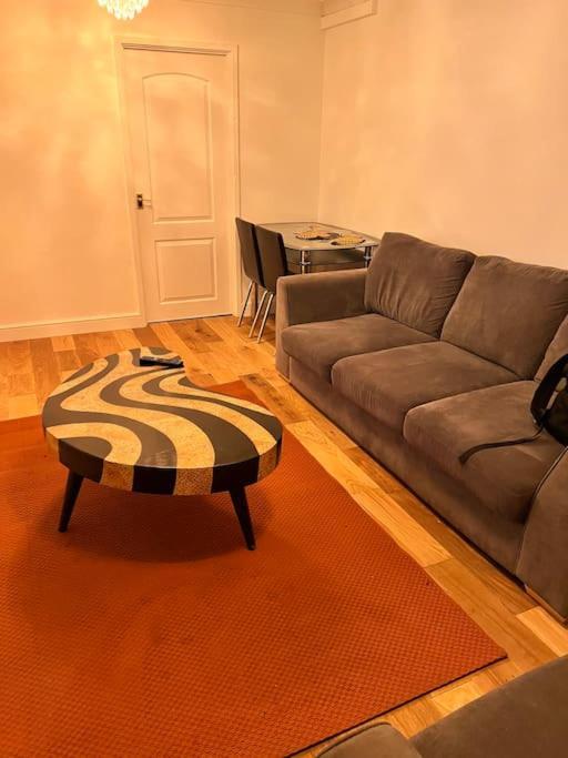 2 Bed Near Nec Airport, Jlr, Wrld Apartment