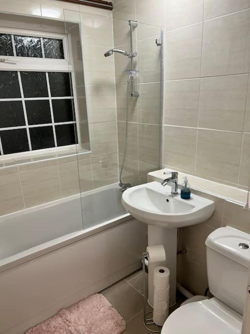 2 Bed Near Nec Airport, Jlr, Wrld *