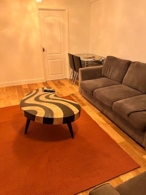 2 Bed Near Nec Airport, Jlr, Wrld *